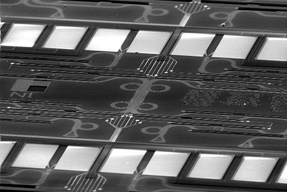 Photonic CNOT quantum gate.